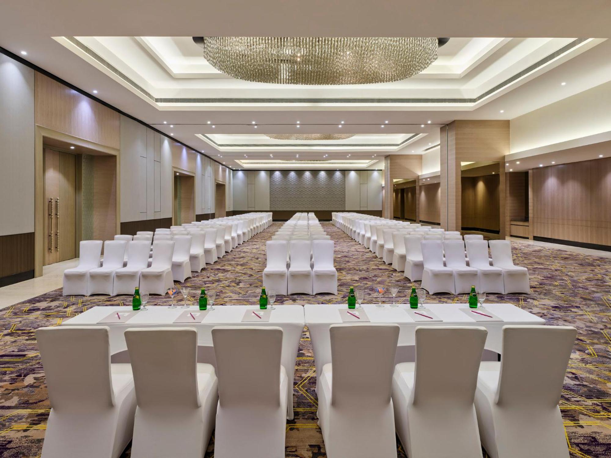 Crowne Plaza Ahmedabad City Centre By Ihg Экстерьер фото