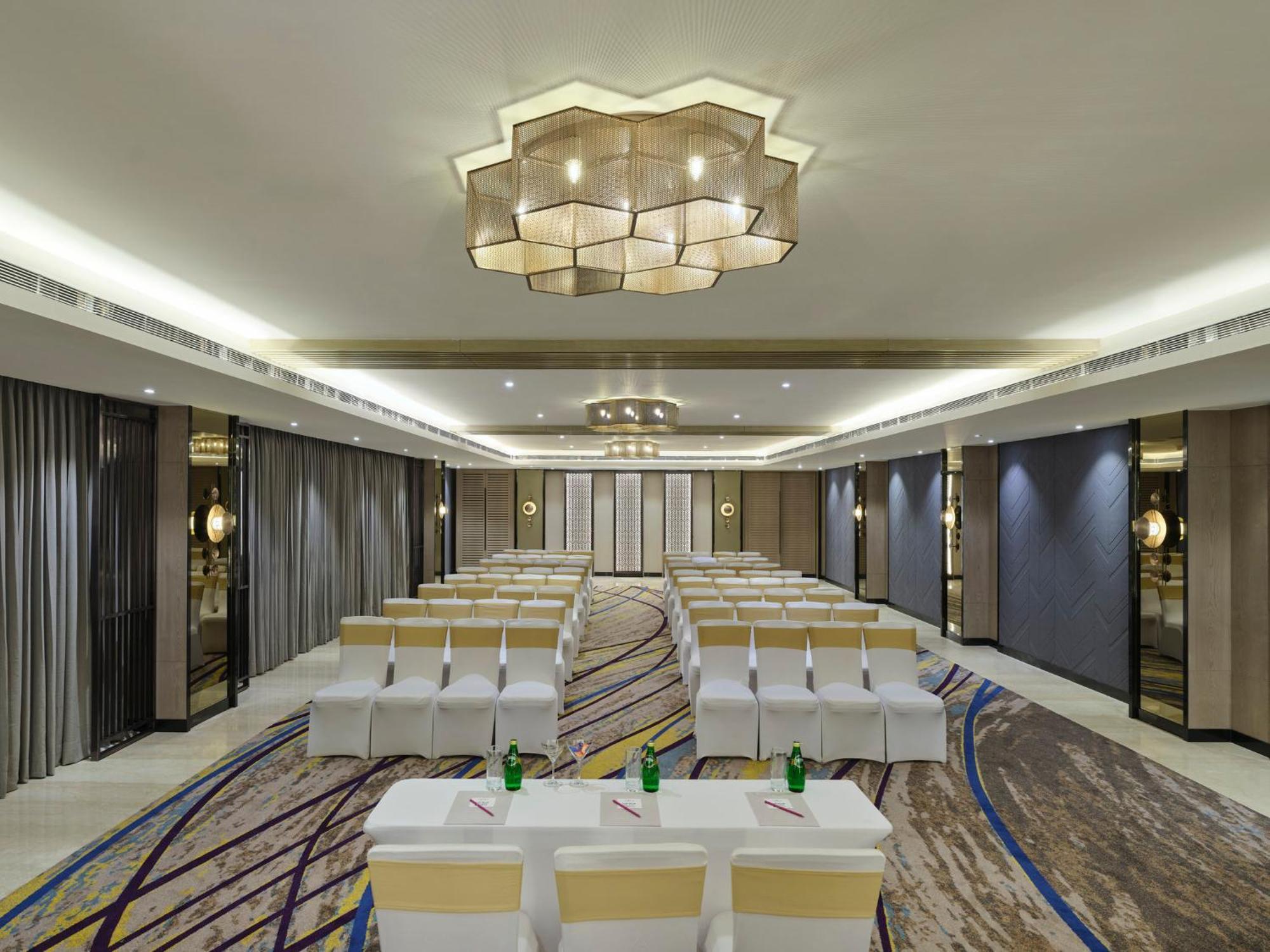 Crowne Plaza Ahmedabad City Centre By Ihg Экстерьер фото