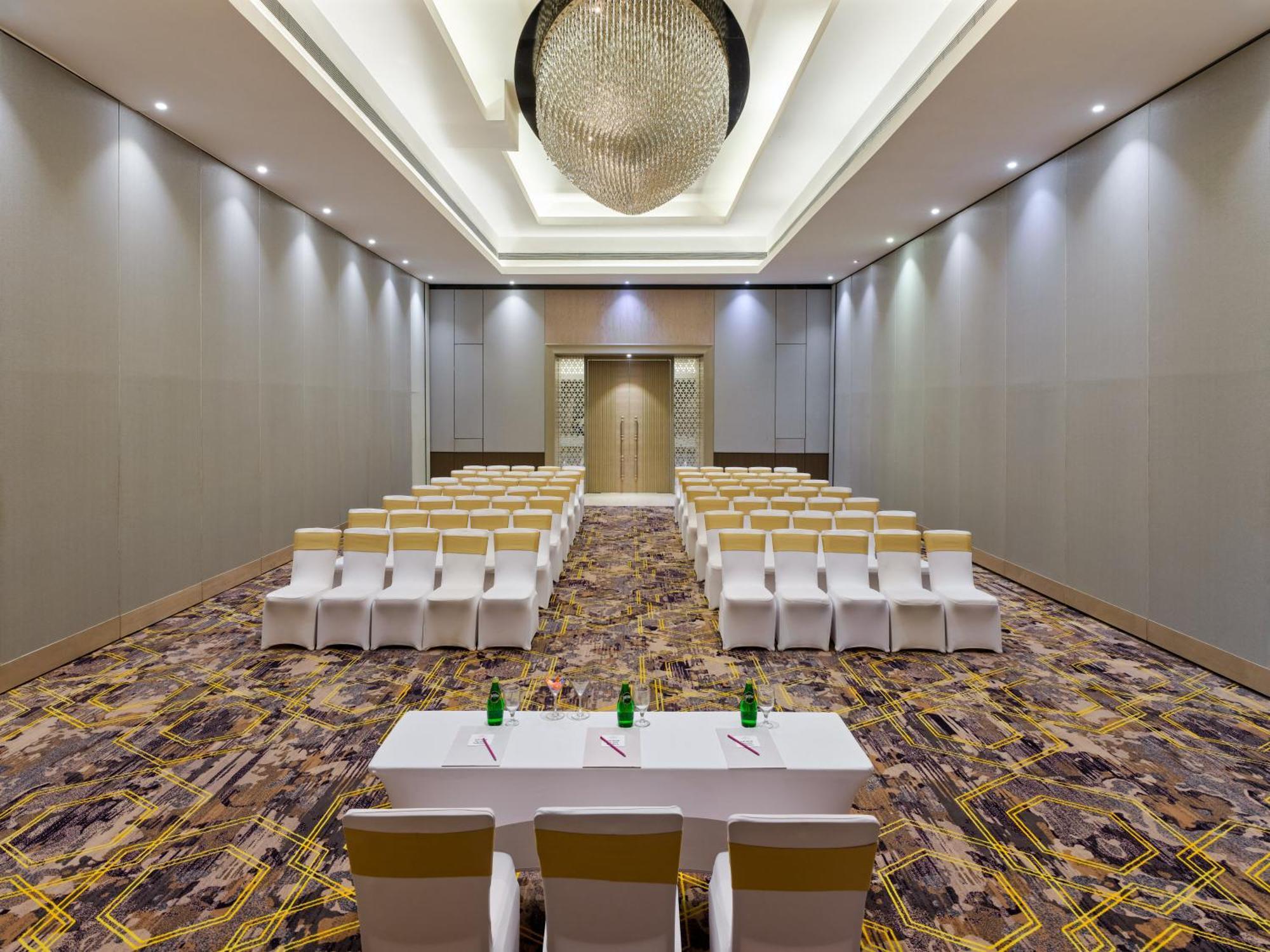 Crowne Plaza Ahmedabad City Centre By Ihg Экстерьер фото